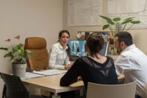 Conseillère funéraire en entretien personnalisé avec une famille pour l'organisation des obsèques.
