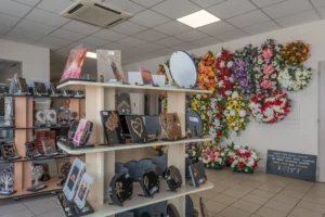 Magasin proposant divers articles funéraires, plaques et compositions florales artificielles.