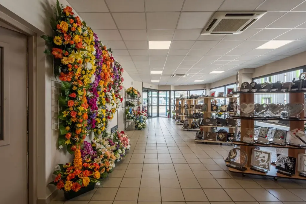 Intérieur d'un magasin d'articles funéraires, fleurs et plaques commémoratives.