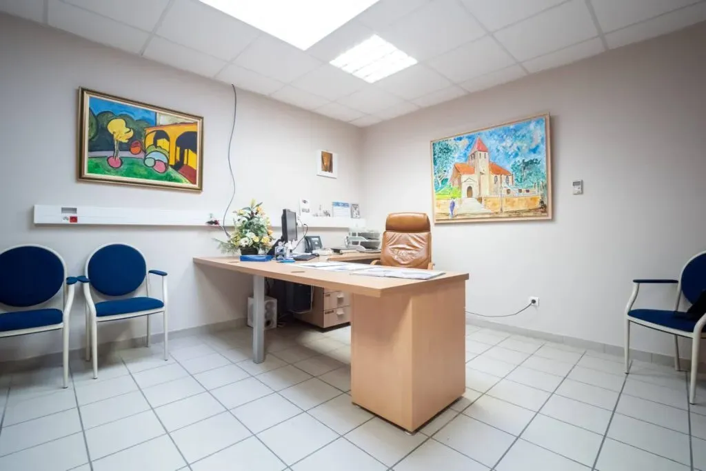 Bureau d'accueil chaleureux et spacieux pour recevoir les familles dans la sérénité.